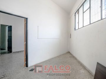 Casa de 5 ambientes con terraza y local en lote propio - Boedo