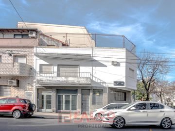 Casa de 5 ambientes con terraza y local en lote propio - Boedo