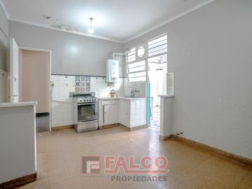 Casa de 5 ambientes con terraza y local en lote propio - Boedo
