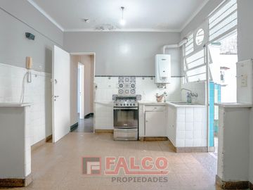Casa de 5 ambientes con terraza y local en lote propio - Boedo