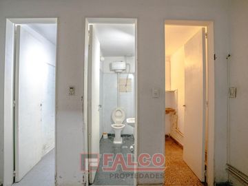 Casa de 5 ambientes con terraza y local en lote propio - Boedo