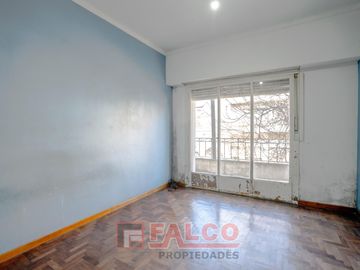 Casa de 5 ambientes con terraza y local en lote propio - Boedo