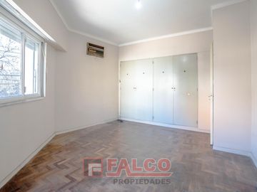 Casa de 5 ambientes con terraza y local en lote propio - Boedo