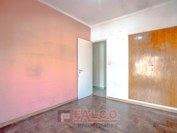 Casa de 5 ambientes con terraza y local en lote propio - Boedo