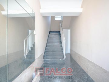 Casa de 5 ambientes con terraza y local en lote propio - Boedo