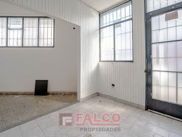 Casa de 5 ambientes con terraza y local en lote propio - Boedo