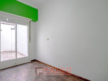 Casa de 5 ambientes con terraza y local en lote propio - Boedo
