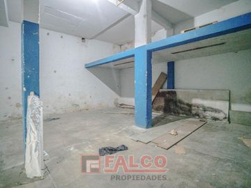 Casa de 5 ambientes con terraza y local en lote propio - Boedo