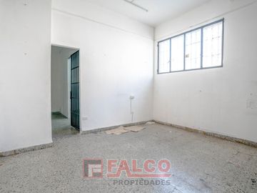 Casa de 5 ambientes con terraza y local en lote propio - Boedo