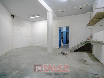 Casa de 5 ambientes con terraza y local en lote propio - Boedo