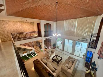 VENTA DE CASA  A LADO DE RIO CON ALBERCA, PALAPA Y  EXTENSO TERRENO