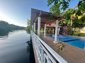 VENTA DE CASA  A LADO DE RIO CON ALBERCA, PALAPA Y  EXTENSO TERRENO