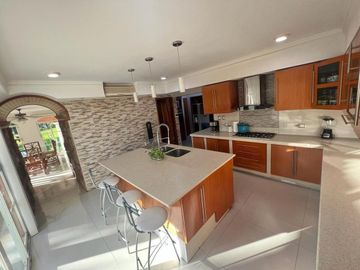 VENTA DE CASA  A LADO DE RIO CON ALBERCA, PALAPA Y  EXTENSO TERRENO