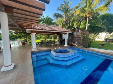 VENTA DE CASA  A LADO DE RIO CON ALBERCA, PALAPA Y  EXTENSO TERRENO