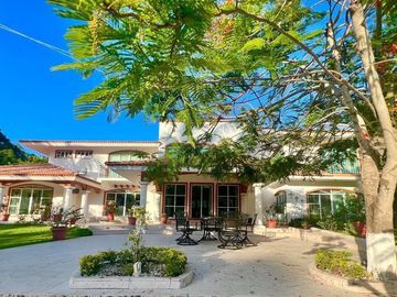 VENTA DE CASA  A LADO DE RIO CON ALBERCA, PALAPA Y  EXTENSO TERRENO