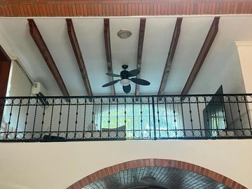 VENTA DE CASA  A LADO DE RIO CON ALBERCA, PALAPA Y  EXTENSO TERRENO