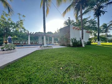 VENTA DE CASA  A LADO DE RIO CON ALBERCA, PALAPA Y  EXTENSO TERRENO