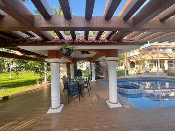 VENTA DE CASA  A LADO DE RIO CON ALBERCA, PALAPA Y  EXTENSO TERRENO