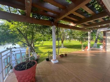 VENTA DE CASA  A LADO DE RIO CON ALBERCA, PALAPA Y  EXTENSO TERRENO