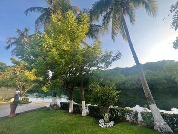 VENTA DE CASA  A LADO DE RIO CON ALBERCA, PALAPA Y  EXTENSO TERRENO