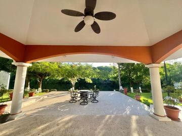 VENTA DE CASA  A LADO DE RIO CON ALBERCA, PALAPA Y  EXTENSO TERRENO
