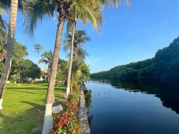 VENTA DE CASA  A LADO DE RIO CON ALBERCA, PALAPA Y  EXTENSO TERRENO