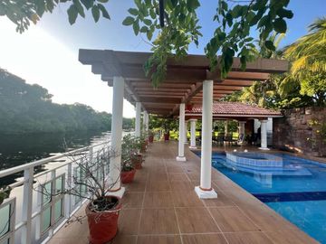 VENTA DE CASA  A LADO DE RIO CON ALBERCA, PALAPA Y  EXTENSO TERRENO
