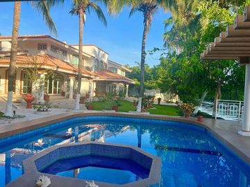 VENTA DE CASA  A LADO DE RIO CON ALBERCA, PALAPA Y  EXTENSO TERRENO