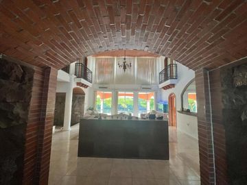 VENTA DE CASA  A LADO DE RIO CON ALBERCA, PALAPA Y  EXTENSO TERRENO
