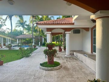 VENTA DE CASA  A LADO DE RIO CON ALBERCA, PALAPA Y  EXTENSO TERRENO