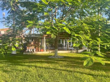 VENTA DE CASA  A LADO DE RIO CON ALBERCA, PALAPA Y  EXTENSO TERRENO