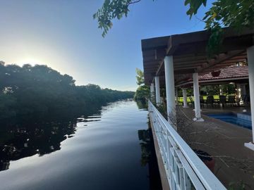 VENTA DE CASA  A LADO DE RIO CON ALBERCA, PALAPA Y  EXTENSO TERRENO
