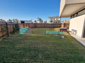 Casa en Lagos de Canning con 4 dormitorios sobre gran lote de 940 m2