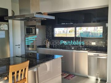 Casa en Lagos de Canning con 4 dormitorios sobre gran lote de 940 m2