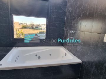 Casa en Lagos de Canning con 4 dormitorios sobre gran lote de 940 m2