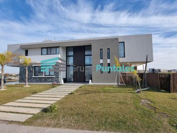 Casa en Lagos de Canning con 4 dormitorios sobre gran lote de 940 m2