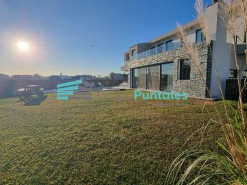 Casa en Lagos de Canning con 4 dormitorios sobre gran lote de 940 m2
