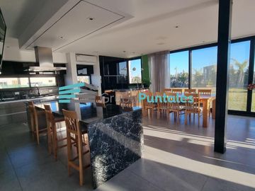Casa en Lagos de Canning con 4 dormitorios sobre gran lote de 940 m2