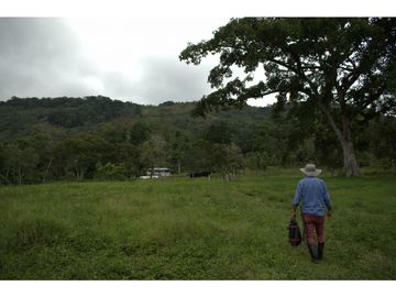 ¡OPORTUNIDAD! Finca 7.9Ha, 350+m río, laguna, bosque y agua cristalina