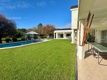 PROPIEDAD DE CATEGORÍA A LA VENTA / COUNTRY EL BOSQUE