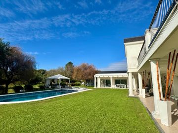 PROPIEDAD DE CATEGORÍA A LA VENTA / COUNTRY EL BOSQUE