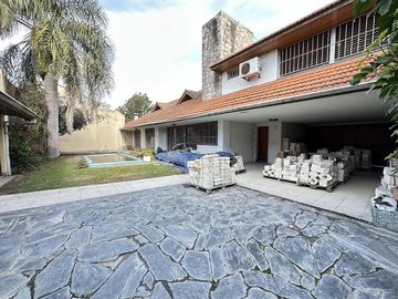 Chalet sobre 2 lotes, 4 ambientes, pileta, quincho