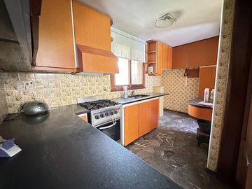 Chalet sobre 2 lotes, 4 ambientes, pileta, quincho