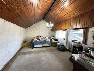 Chalet sobre 2 lotes, 4 ambientes, pileta, quincho