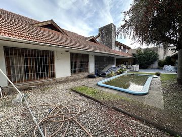 Chalet sobre 2 lotes, 4 ambientes, pileta, quincho