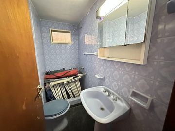 Chalet sobre 2 lotes, 4 ambientes, pileta, quincho