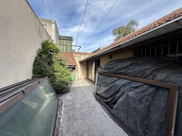 Chalet sobre 2 lotes, 4 ambientes, pileta, quincho