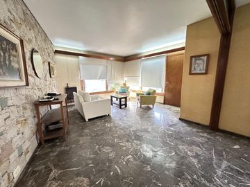 Chalet sobre 2 lotes, 4 ambientes, pileta, quincho