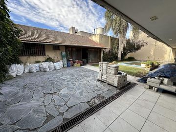 Chalet sobre 2 lotes, 4 ambientes, pileta, quincho