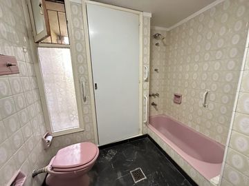 Chalet sobre 2 lotes, 4 ambientes, pileta, quincho